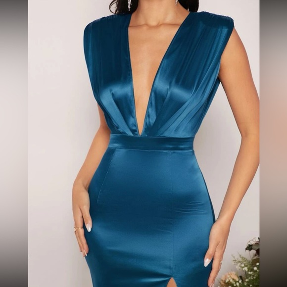 Luxe plunging V neckline slit thigh party formal dress - Picture 6 of 7